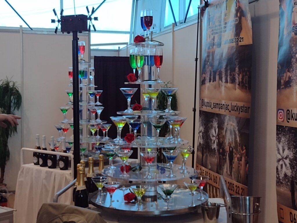 (FOTO) Od pagode i piramide do tifani stolice i šampanjac kupolice: Industrija venčanja u punom sjaju na Sajmu u Kragujevcu 3