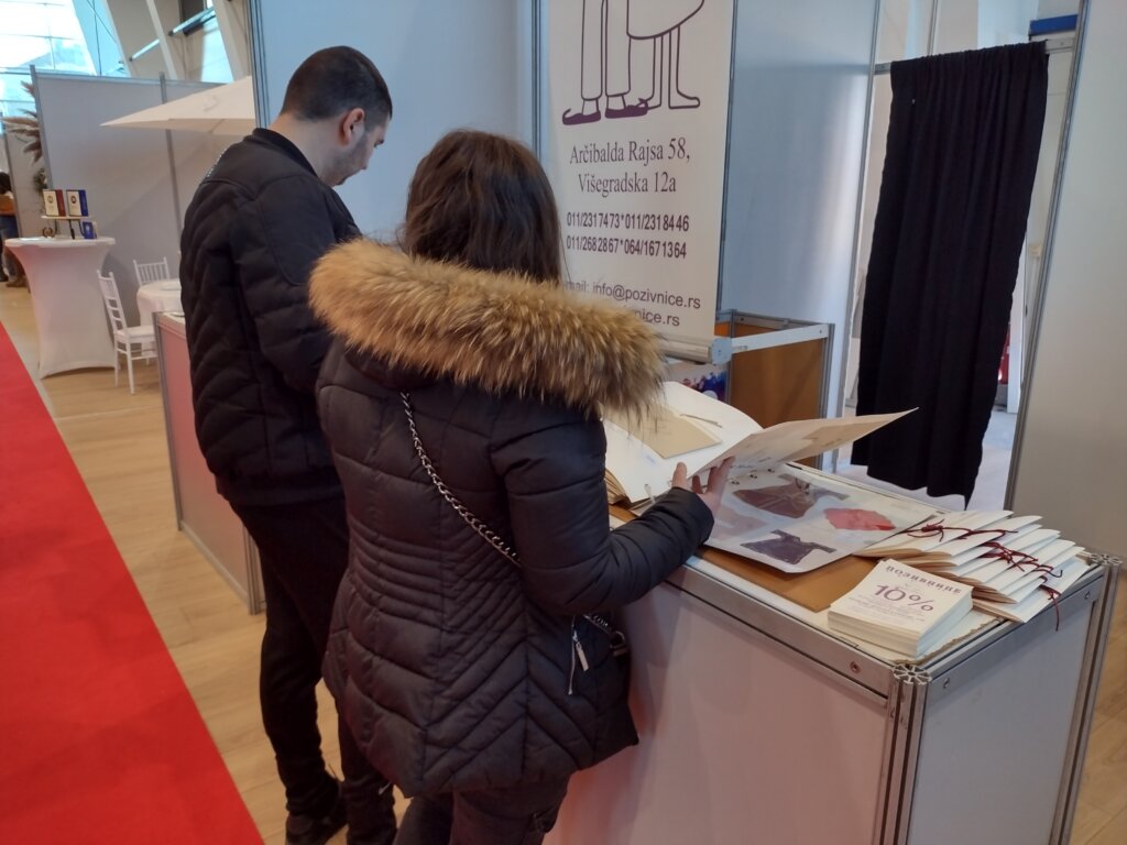 (FOTO) Od pagode i piramide do tifani stolice i šampanjac kupolice: Industrija venčanja u punom sjaju na Sajmu u Kragujevcu 14