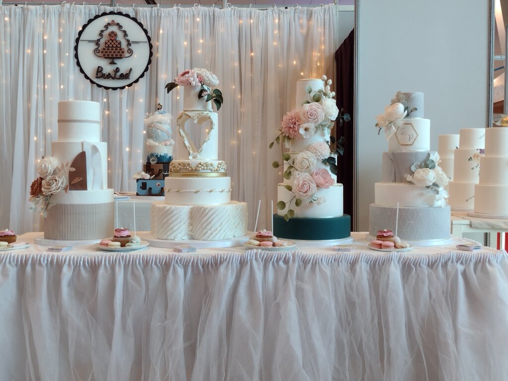 (FOTO) Od pagode i piramide do tifani stolice i šampanjac kupolice: Industrija venčanja u punom sjaju na Sajmu u Kragujevcu 15