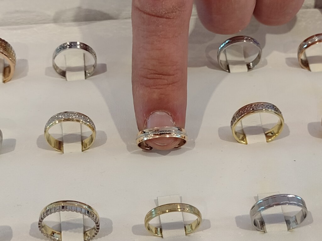 (FOTO) Od pagode i piramide do tifani stolice i šampanjac kupolice: Industrija venčanja u punom sjaju na Sajmu u Kragujevcu 16