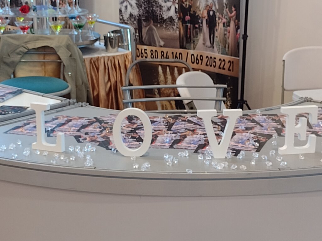 (FOTO) Od pagode i piramide do tifani stolice i šampanjac kupolice: Industrija venčanja u punom sjaju na Sajmu u Kragujevcu 17