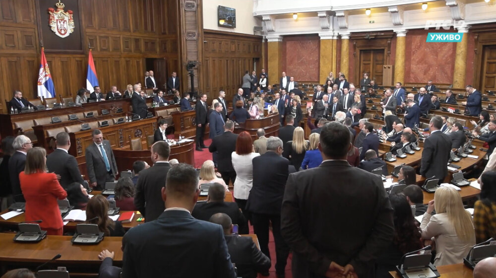 Evo kako je izgledao trenutak kada su poslanici krenuli u pravcu Vučića (VIDEO) 1