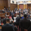 Evo kako je izgledao trenutak kada su poslanici krenuli u pravcu Vučića (VIDEO) 18