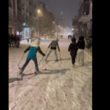 "Podsetile smo roditelje na njihove smicalice iz mladosti": Dve gimnazijalke skijale na ulicama u centru Vranja 8