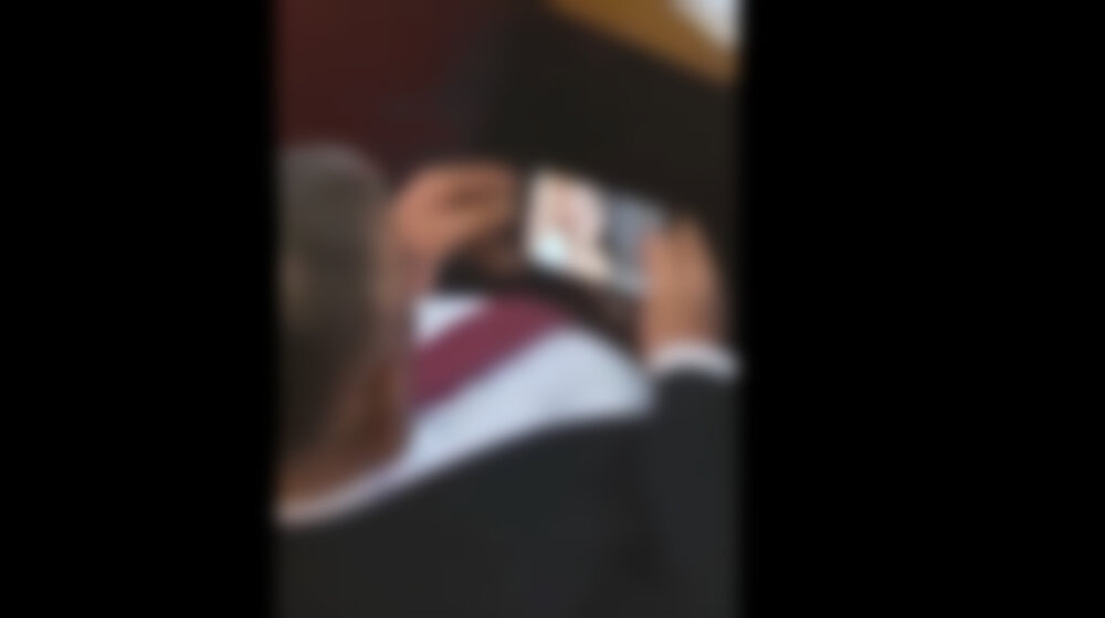 Mrežama se širi snimak kako poslanik SPS-a gleda filmove za odrasle u Skupštini, autentičnost nije potvrđena 1