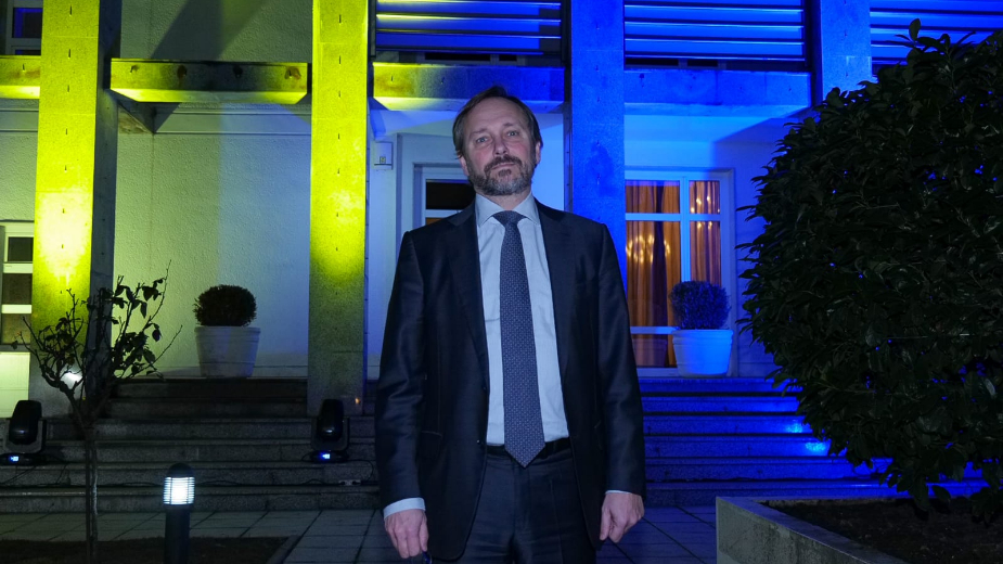 Rezidencija ambasadora EU u Beogradu osvetljena bojama ukrajinske zastave 1