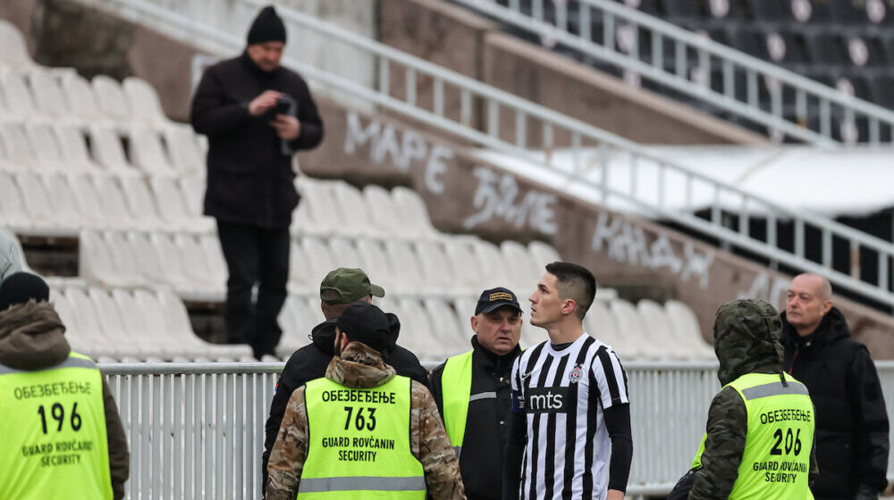 Rasulo u Humskoj, navijači Partizana vređali svoje igrače, kapiten Urošević pitao:“Zar i mene?“ (VIDEO) 1