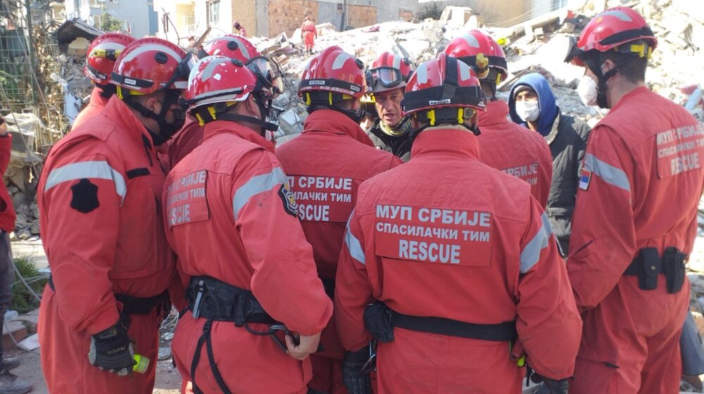 “Kad vidite osmi sprat kako „stoji” na prizemlju”: Iskustva srpskih vatrogasaca po povratku iz misije u Turskoj (FOTO) 1