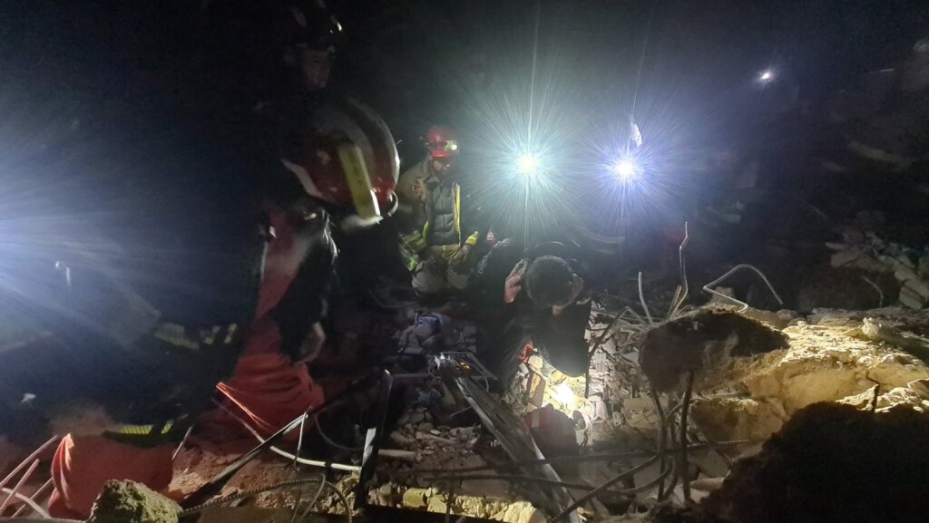 “Kad vidite osmi sprat kako „stoji” na prizemlju”: Iskustva srpskih vatrogasaca po povratku iz misije u Turskoj (FOTO) 3