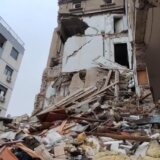Ponovo urušavanje delova već urušene zgrade u Vidovdanskoj ulici, stanari strahuju za bezbednost (FOTO) 3