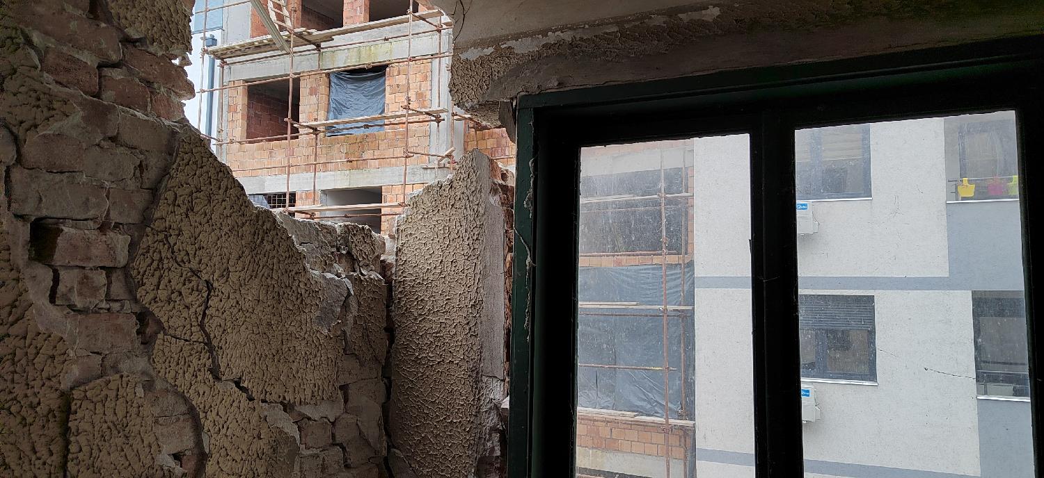 Ponovo urušavanje delova već urušene zgrade u Vidovdanskoj ulici, stanari strahuju za bezbednost (FOTO) 2