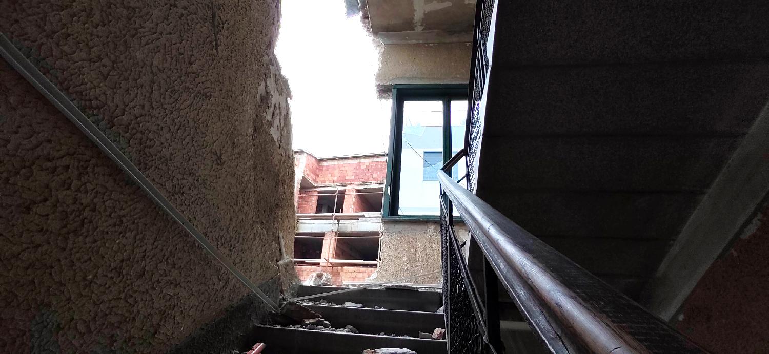 Ponovo urušavanje delova već urušene zgrade u Vidovdanskoj ulici, stanari strahuju za bezbednost (FOTO) 3