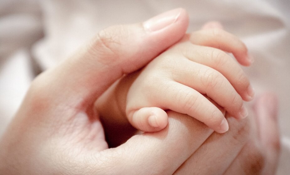 Rođene prve “bebe s troje roditelja” u Velikoj Britaniji 1