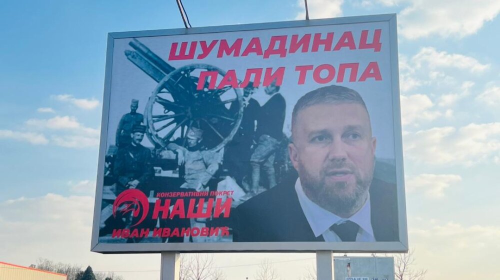 “Šumadinac pali topa”: Mladenovac oblepljen plakatima Konzervativnog pokreta Naši 1