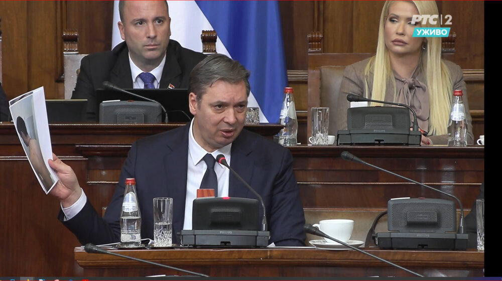 Vučić u Skupštini objavio da je mladić uboden u rame na Kosovu 1