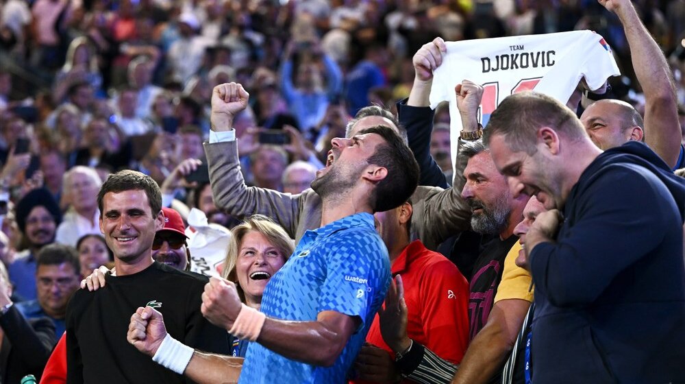 (VIDEO) Đoković zabeležio još jedan trijumf: Nezapamćena gužva na aerodromu u Melburnu na ispraćaju najboljeg tenisera sveta iz Australije 1