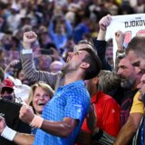 (VIDEO) Đoković zabeležio još jedan trijumf: Nezapamćena gužva na aerodromu u Melburnu na ispraćaju najboljeg tenisera sveta iz Australije 3