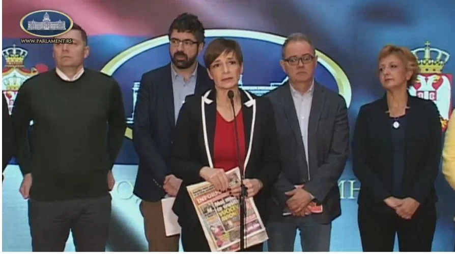 Dragana Rakić negira da je pretila Vučiću: Moj suprug ne radi u Kontroli leta, već u Pilotskoj akademiji, a Vučić još ne uči za pilota 1