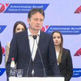 Glišić uneo badnjak u sedište SNS u Beogradu 3