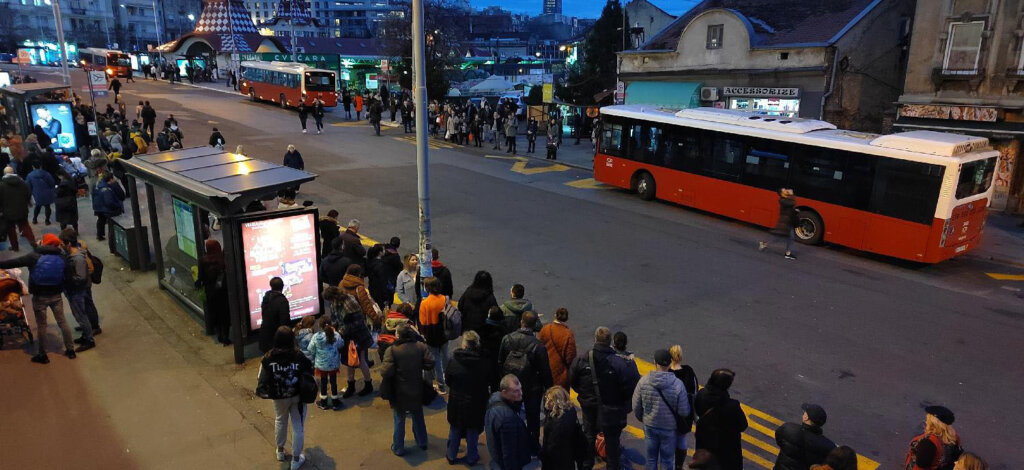Mnogo putnika - malo vozila: Da li je ulazak samo na prednja vrata u beogradskim autobusima fiks ideja ili realna opcija? 3