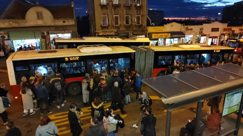 Mnogo putnika - malo vozila: Da li je ulazak samo na prednja vrata u beogradskim autobusima fiks ideja ili realna opcija? 1