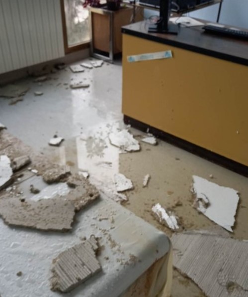 Havarija u Domu zdravlja u Zaječaru, voda uništila ordinacije 2 Havarija u Domu zdravlja u Zaječaru, voda uništila ordinacije 2