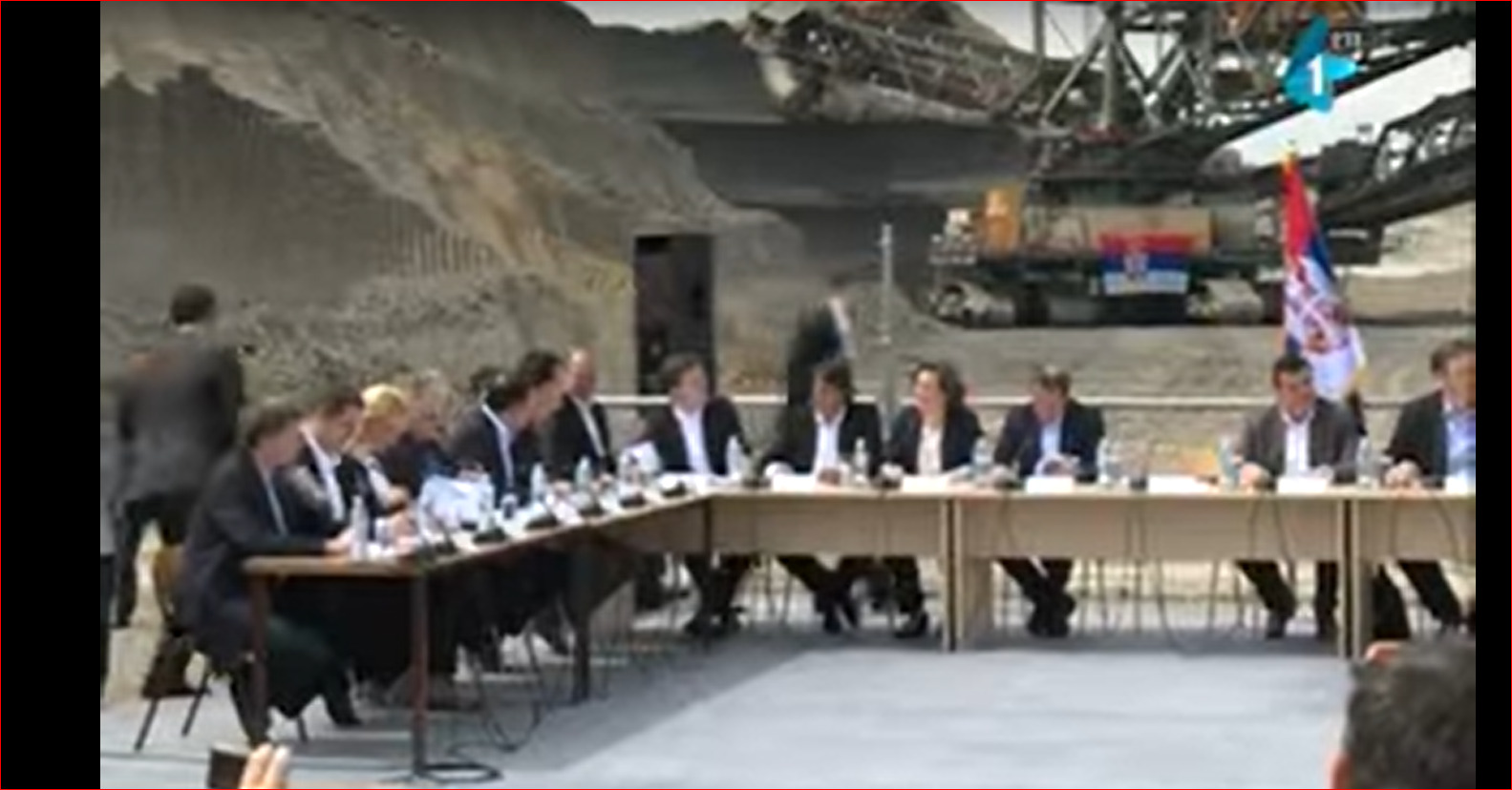 Za 11 godina sedam vlada dočekalo 100. dan rada, a samo četiri prvu godišnjicu: Kako su premijeri obeležavali jubileje? 3 Za 11 godina sedam vlada dočekalo 100. dan rada, a samo četiri prvu godišnjicu: Kako su premijeri obeležavali jubileje? 3