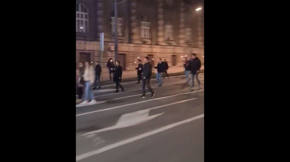 Neformalne grupe i ultradesničari obeležili godišnjicu pogibije mladića u zapaljenoj Ambasadi SAD 1 Neformalne grupe i ultradesničari obeležili godišnjicu pogibije mladića u zapaljenoj Ambasadi SAD 1