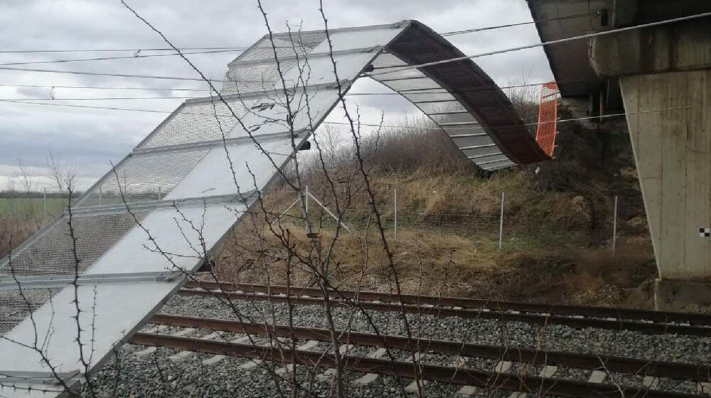 Slučajno izbegnuta velika nesreća Soko voza: Zbog nemara, ograda sa nadvožnjaka odletela na prugu 1