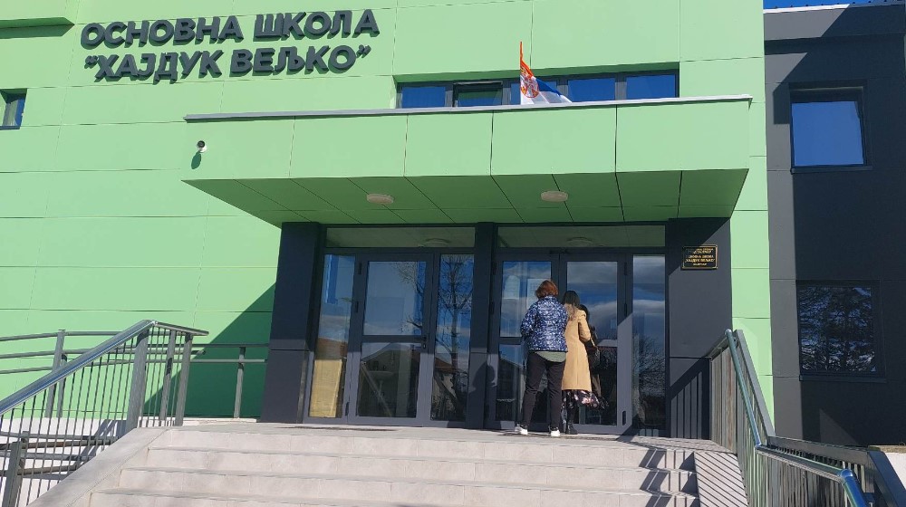 Zbog pucanja vodovodne cevi učenici škole u Zaječaru morali na onlajn nastavu 2 Zbog pucanja vodovodne cevi učenici škole u Zaječaru morali na onlajn nastavu 2