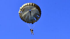 (FOTO) Najmlađi padobranci Vojske Srbije uspešno izveli prve skokove 3