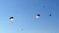 (FOTO) Najmlađi padobranci Vojske Srbije uspešno izveli prve skokove 4