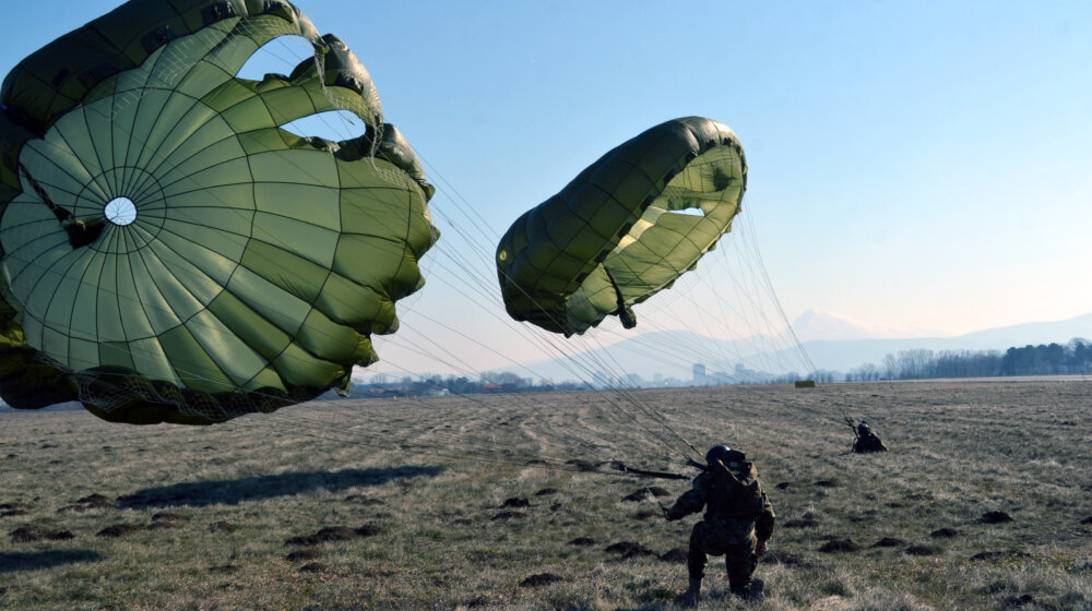 (FOTO) Najmlađi padobranci Vojske Srbije uspešno izveli prve skokove 1