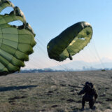 (FOTO) Najmlađi padobranci Vojske Srbije uspešno izveli prve skokove 2