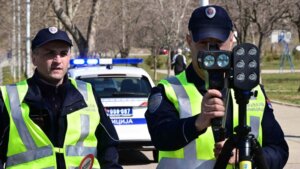 Specijalna vozila policije koja neprekidno snimaju i evidentiraju prekršaje u saobraćaju, poznata kao "presretači", od početka godine otkrili su više od 19.000 prekršaja, odnosno skoro stotinu njih dnevno, objavilo je Ministarstvo unutrašnjih poslova na Instagramu.