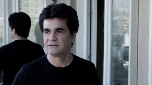 Jedan od najznačajnijih savremenih iranskih reditelja, Džafar Panahi, vratio se na međunarodnu scenu filmom „Jedan običan incident“, koji je osvojio Zlatnu palmu na Kanskom festivalu ,a sinoć je  ovo ostvarenje premijerno prikazano u Glavnom programu 31. Festivala autorskog filma FAF.