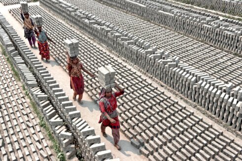 profimedia-0619993770 Nose cigle na glavi za male pare: Da li je ovo najteži posao na svetu? (FOTO) 5