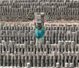 profimedia-0619993925 Nose cigle na glavi za male pare: Da li je ovo najteži posao na svetu? (FOTO) 4