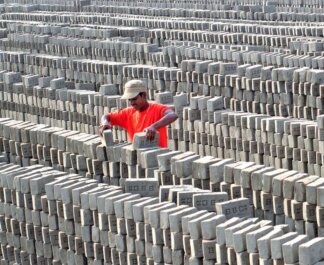 profimedia-0619993932 Nose cigle na glavi za male pare: Da li je ovo najteži posao na svetu? (FOTO) 2