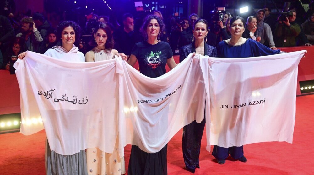 Demonstracija solidarnosi na filmskom festivalu u Berlinu: Umetnice držale plakat „Žene, život, sloboda“ 1