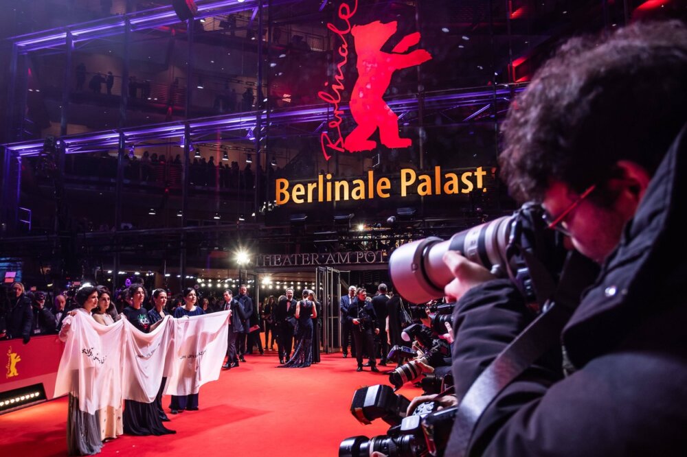 Demonstracija solidarnosi na filmskom festivalu u Berlinu: Umetnice držale plakat „Žene, život, sloboda“ 2