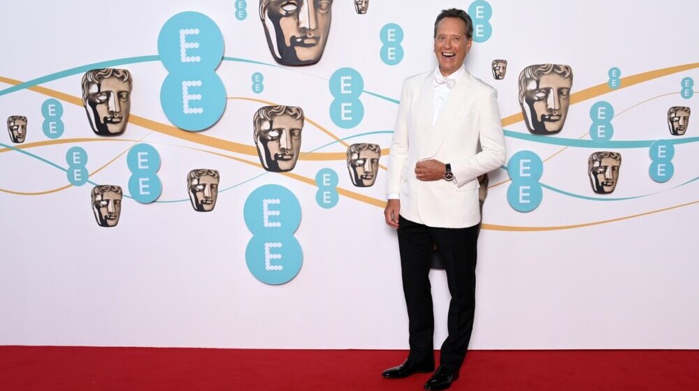 Ričard I. Grant domaćin BAFTA-a zbunio publiku modnim detaljem: Nosio bih deset na svakoj ruci, samo ako me žena ne bi upucala 1