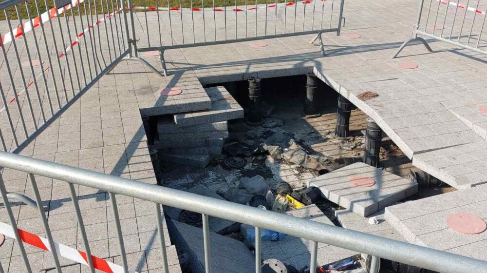 Pločnik kod spomenika Stefanu Nemanji propao u zjapeću rupu: Trg stoji na stubićima koji nisu izdržali kamion 1