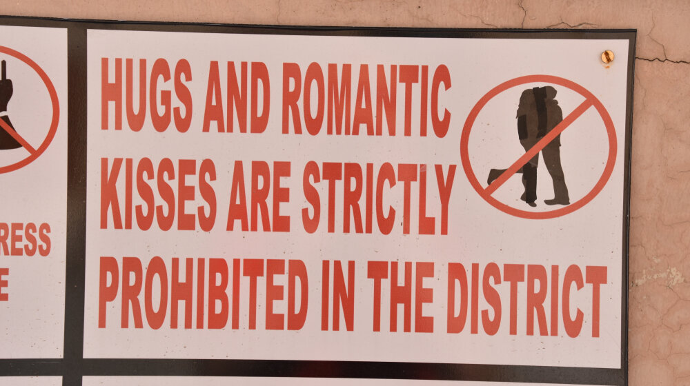 Novčane kazne, upozorenja, zatvor: U ovim mestima ljubljenje u javnosti je zabranjeno 1