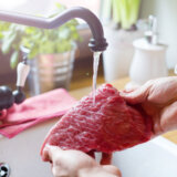 Da li je potrebno ispirati meso pre termičke obrade: Evo šta kažu istraživanja 1