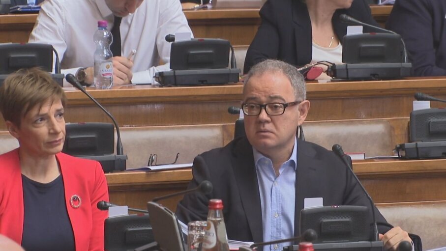Kada bi im Vučić naredio, poslanici SNS bi izglasali da je zemlja ravna ploča: O izjavi Brnabić da opozicija u parlamentu vodi rijaliti politiku 2 Kada bi im Vučić naredio, poslanici SNS bi izglasali da je zemlja ravna ploča: O izjavi Brnabić da opozicija u parlamentu vodi rijaliti politiku 2