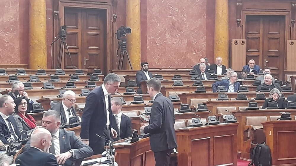 Socijalisti kasnili desetak minuta na sednicu, opozicija se zabrinula 1