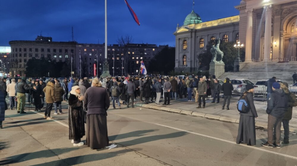 "Vučić izdajnik", "Vojsko, policijo, zaustavite izdaju, branite ustav, stanite uz narod": Protest ispred Skupštine Srbije protiv evropskog predloga za pitanje KiM (FOTO) 1