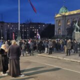 "Vučić izdajnik", "Vojsko, policijo, zaustavite izdaju, branite ustav, stanite uz narod": Protest ispred Skupštine Srbije protiv evropskog predloga za pitanje KiM (FOTO) 4