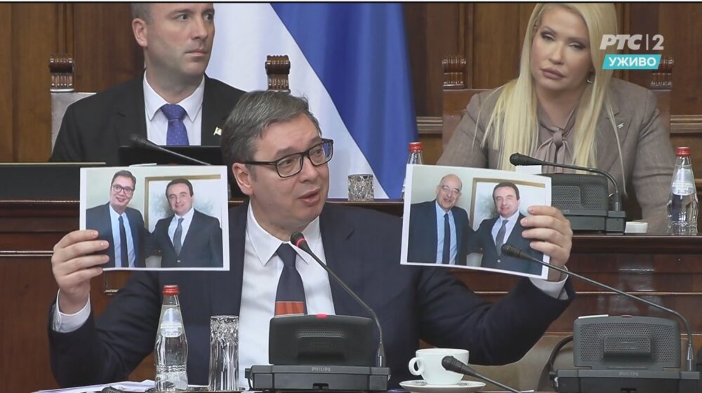 SKUPŠTINA DAN DRUGI Vučić pokazao fotografiju sa Kurtijem, ponovio šta je rekao Šešelju kada je ubijen Đinđić 20